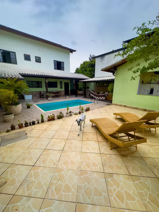Piscina e área externa para receber