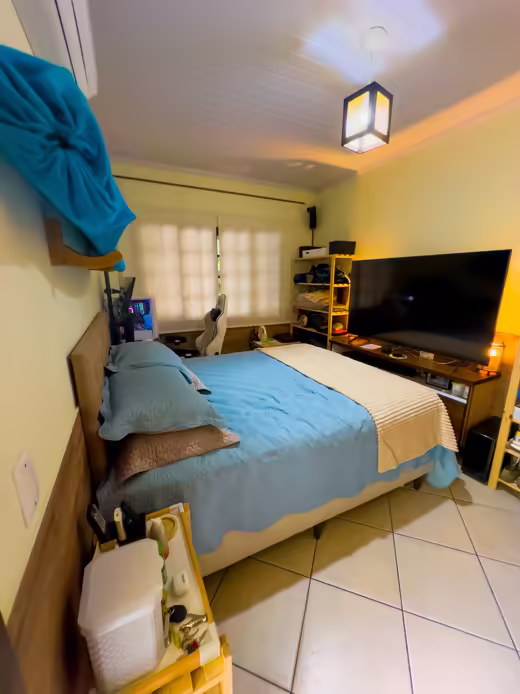 Suíte 4: quarto com cama e janela