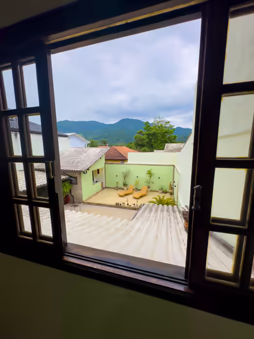 Janela com vista para as montanhas