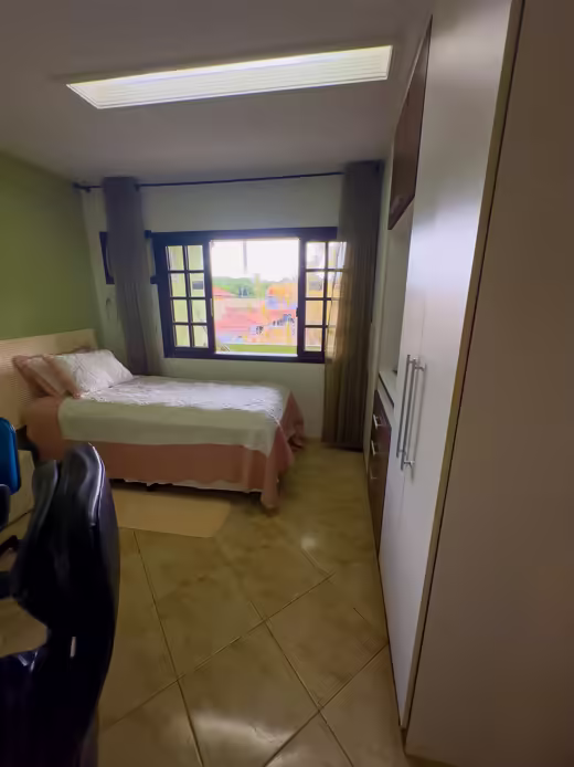 Suíte 3: quarto com cama, armário e janela