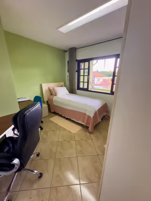 Suíte 3: quarto com bancada de trabalho