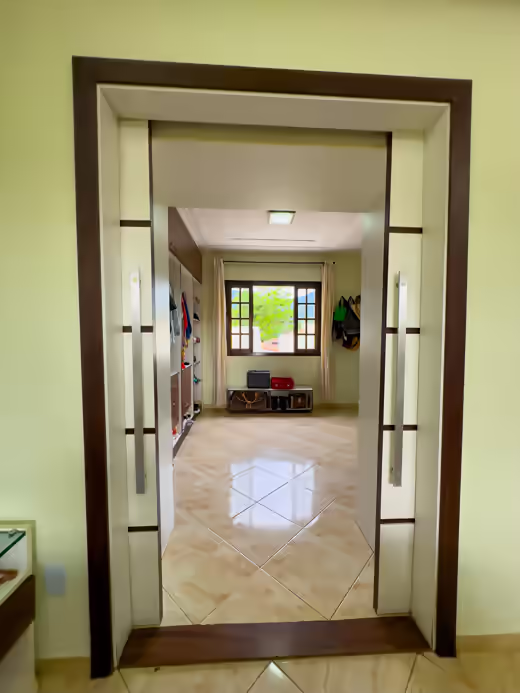 Porta de passagem entre os quartos