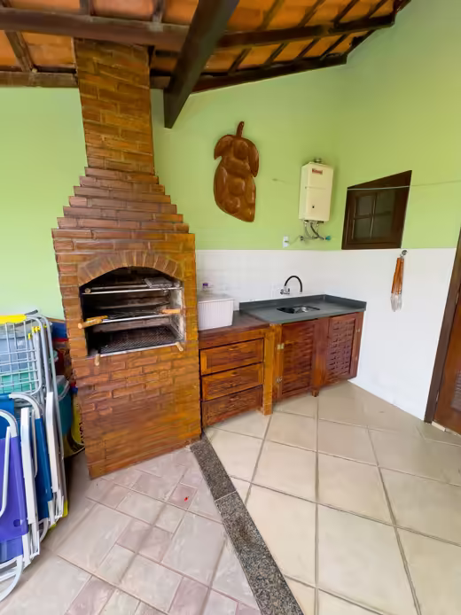 Churrasqueira de tijolos com bancada de apoio